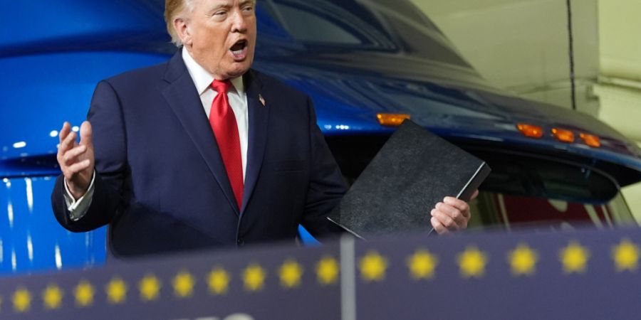 dpatopbilder - US-Präsident Donald Trump trifft ein, um bei Peterbilt Motors eine Rede zu halten. Foto: Alex Brandon/AP/dpa