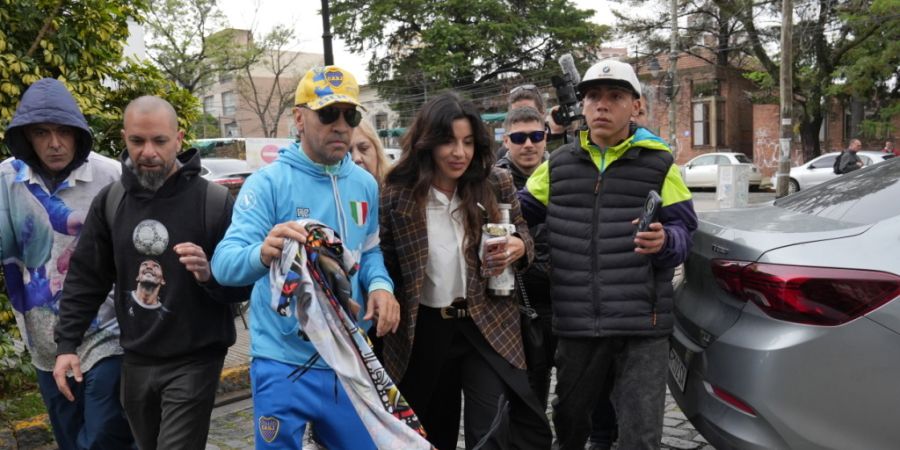 Gianinna Maradona (2. von rechts), Tochter von Diego Maradona, trifft am 8. Oktober 2026 am Gericht von San Isidro in Buenos Aires ein.