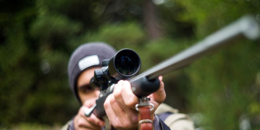 Der Bundesrat hat das Jagdgesetz erneut ins Auge gefasst: Für Naturschutzorganisationen kommt die Revision zu früh, für den Bauernverband ist sie hingegen längst überfällig. (Arch...