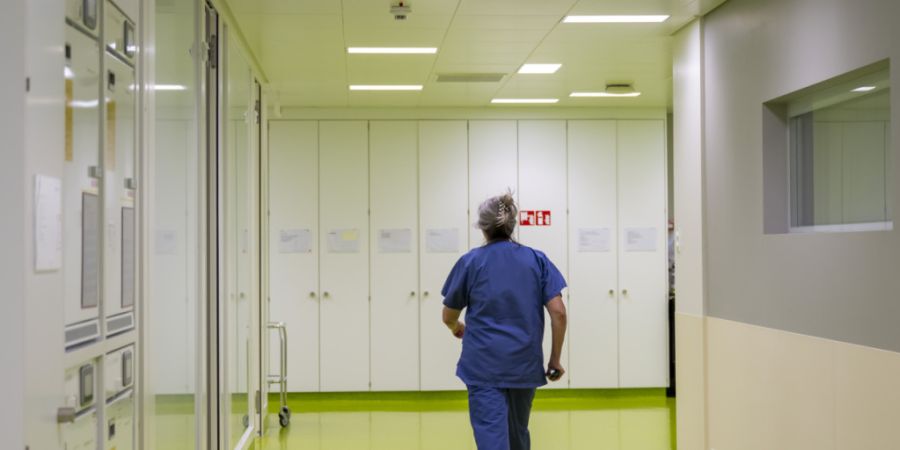 Die Revision des Pensionskassengesetzes betrifft unter anderem die Angestellten des Universitätsspitals Basel. (Archivbild)