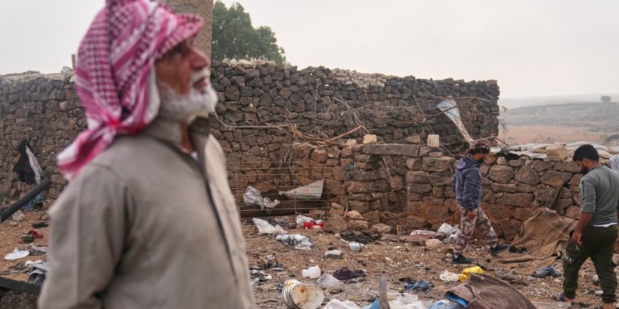 Männer begutachten die Folgen eines jordanischen Luftangriffs auf dem Land in der Provinz Daraa im Süden Syriens. Foto: Ghaith Alsayed/AP/dpa