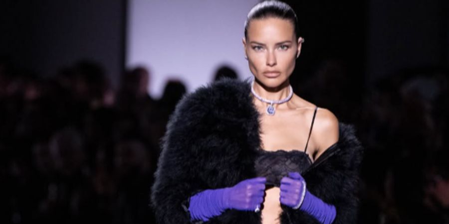 Adriana Lima (45) gehört seit Jahren zu den Engeln der Show und präsentierte den Fantasy Bra schon früher.