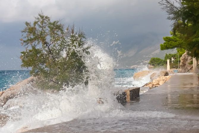 Heftige Regenfälle und Überschwemmungen haben in den vergangenen Tagen die Herbstferien vieler Reisender am Mittelmeer beeinträchtigt. Bild: Adobe Stock