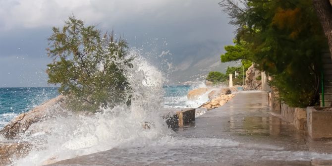Heftige Regenfälle und Überschwemmungen haben in den vergangenen Tagen die Herbstferien vieler Reisender am Mittelmeer beeinträchtigt. Bild: Adobe Stock