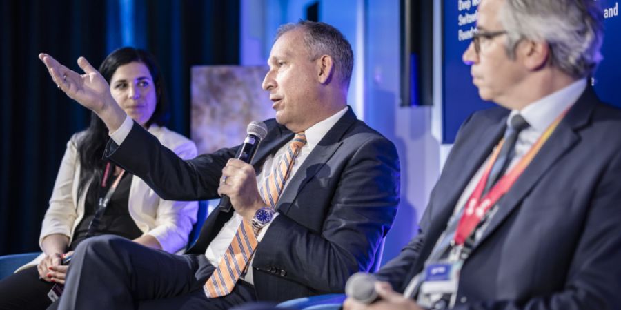 Thomas Zurbuchen (Bildmitte) im Mai 2025 im European Space Deep-Tech Innovation Centre der Europäischen Weltraumagentur ESA in Villigen AG. (Archivbild)