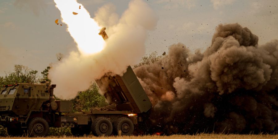 ARCHIV - Eine ukrainische HIMARS-Besatzung feuert an der Front im Osten der Ukraine Raketen auf russische Stellungen ab. Foto: Dan Bashakov/AP/dpa