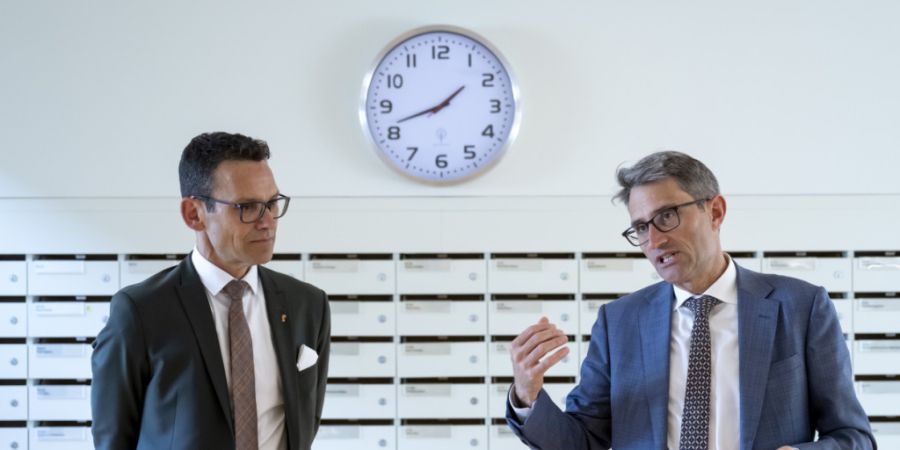 Die Gesundheitsdirektoren der beiden Basel: Thomi Jourdan (EVP), links, aus Basel-Landschaft und Lukas Engelberger (Mitte), rechts, aus Basel-Stadt. (Archivbild)