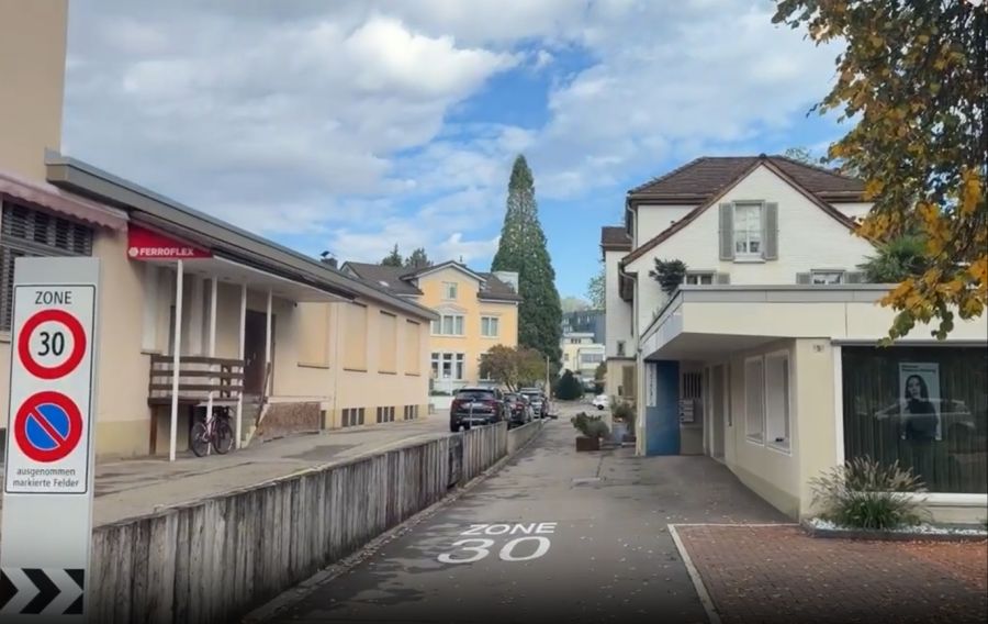 Auch in dieser Strasse wurde trotz bereits geltendem Fahrverbot für alle ausser Velos ein 30er-Zone-Schild platziert.