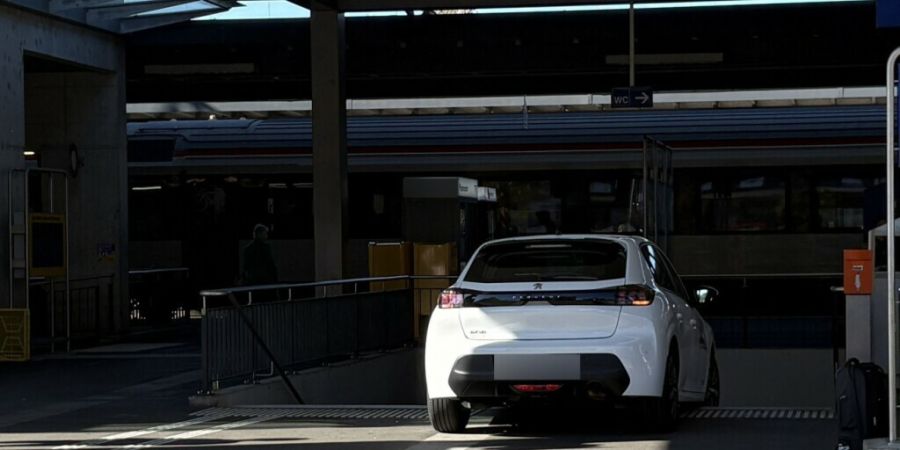 Das Auto der 24-Jährigen blieb auf der Bahnhofstreppe in Frauenfeld stecken.