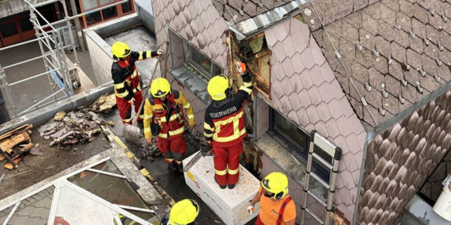 Die Kantonspolizei St. Gallen vermutet, dass der Brand eines Dachstocks in Ernetschwil SG im Zusammenhang mit Dacharbeiten steht.