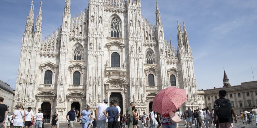 ARCHIV - Touristen vor dem Dom in Mailand. Foto: Marco Ottico/LaPresse via ZUMA Press/dpa