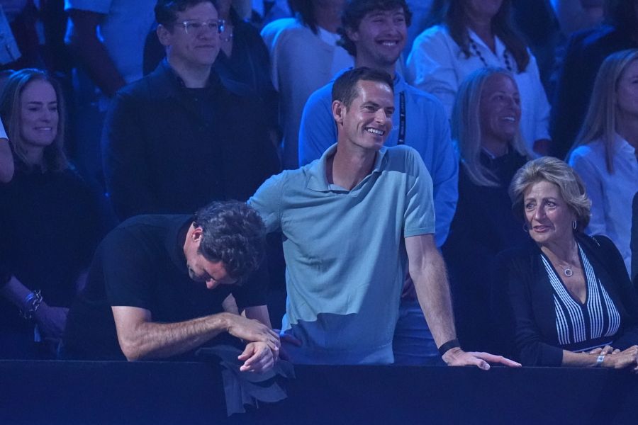 Lachen statt Nervenkitzel: Roger Federer und Andy Murray amüsieren sich während des Laver Cups auf der Tribüne der Londoner O2 Arena.