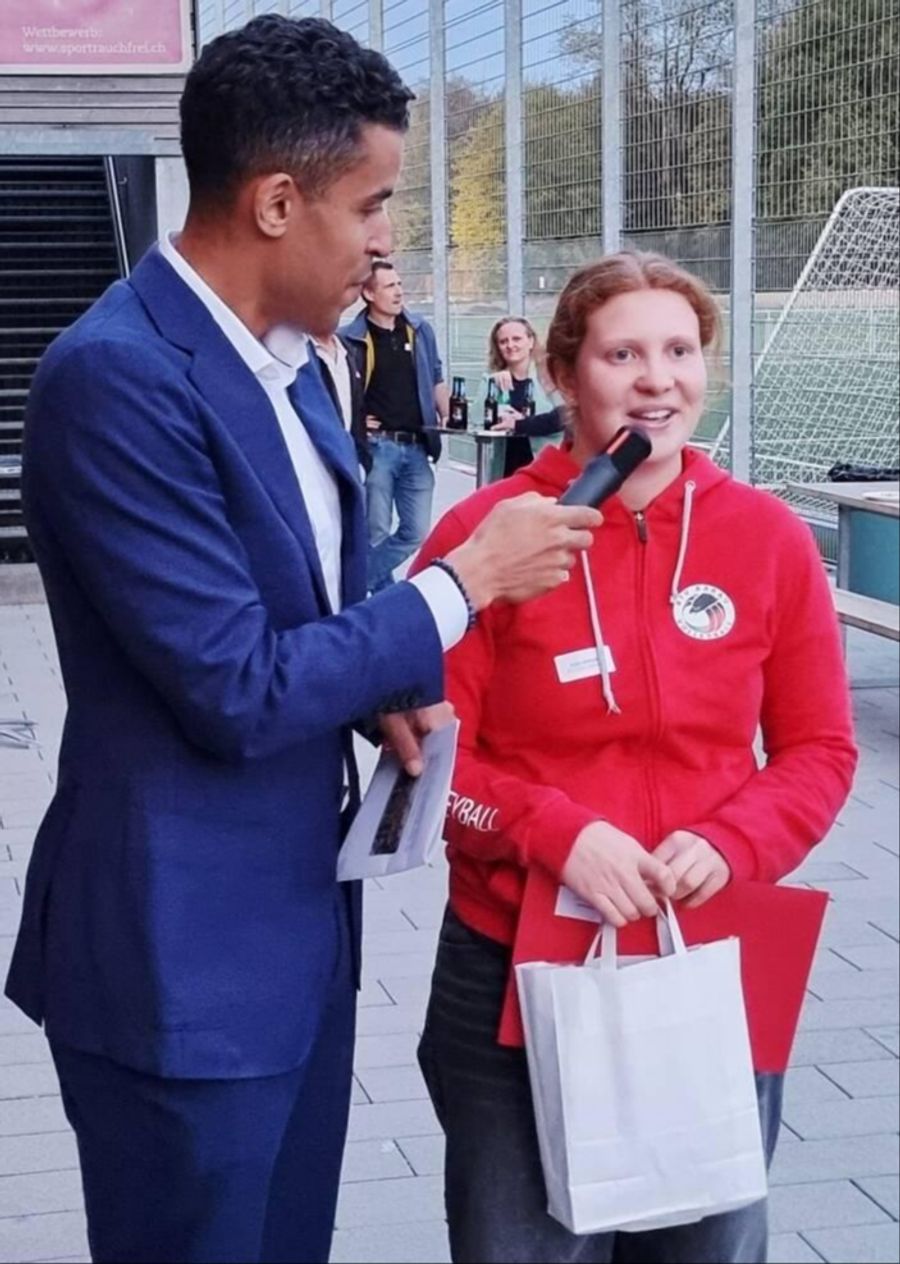 Moderator Yannick Ngarambe im Gepräch mit Katja Schmid (stv. für die NLB Frauen, BTV Aarau Volleyball).