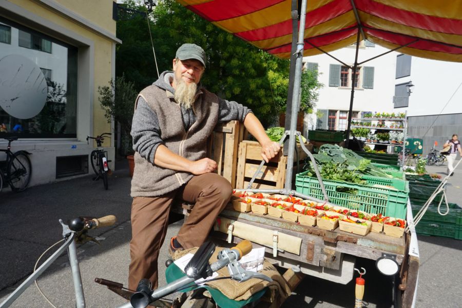 Am Dienstag und Freitag verkauft Reto Meier sein Gemüse auf dem Wochenmarkt in Winterthur.