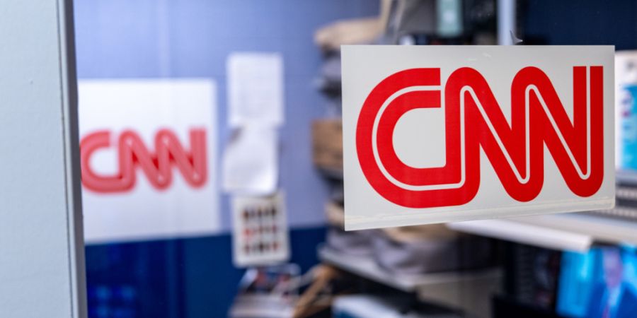 dpatopbilder - Das Logo des Senders CNN ist am Weißen Haus zu sehen. Foto: Alex Brandon/AP/dpa