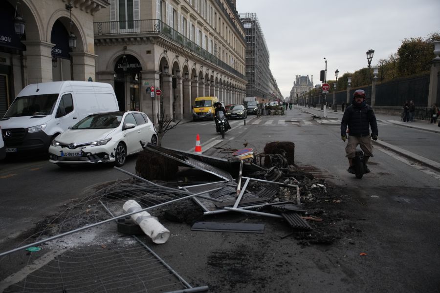 Hohe Lebenshaltungskosten, soziale Ungleichheit, Wohnungsnot und fehlende Zukunftsperspektiven führten dieses Wochenende zu Protesten. Hier in Paris.
