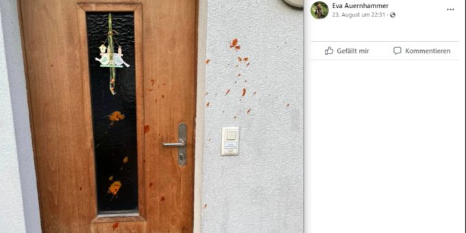 Die Eingangstüre einer Einwohnerin in Reinach AG wurde mit Sauce beworfen. Sauce Tür Vandalismus