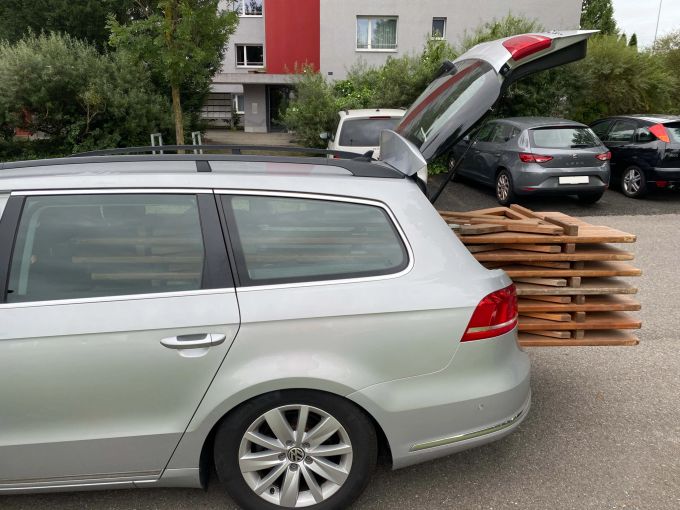 Zug: Mit ungesicherten Tischgarnituren unterwegs. ungesicherten Tischgarnituren