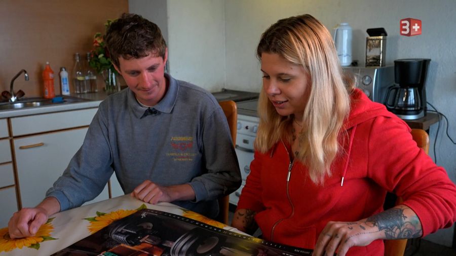 Andreas und Magdalena schauen sich den Bauernkalender an.