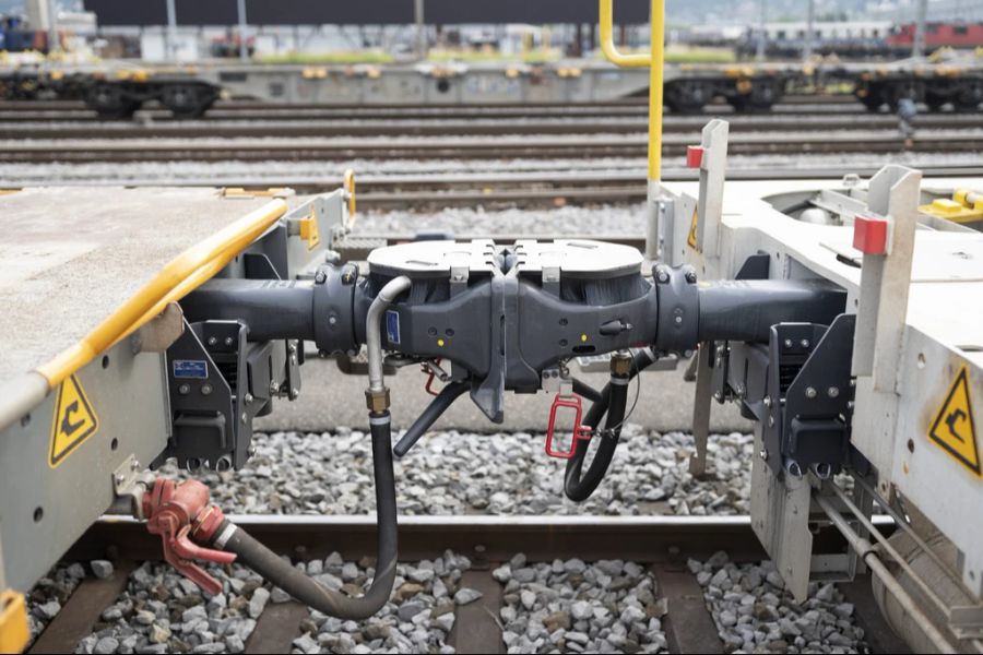 Neue automatische Kupplungen sollen die Rangierarbeiter in ihrer Arbeit entlasten.