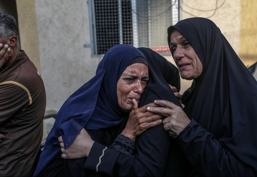 Seit Kriegsausbruch gab es auch in der Schweiz sowohl antisemitische als auch muslimfeindliche Attacken. Abgebildet: trauernde Frauen in Gaza.