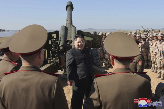 Ein Foto datiert auf den 6. Oktober, das den nordkoreanischen Diktator Kim Jong Un lächelnd zeigt. North Korea