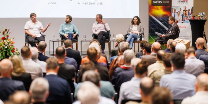Diskutierten bei den Tagen der Technik in Dübendorf Themen rund um die künstliche Intelligenz (v. l. n. r.): Marco Schmid, Felix Bünning, Roger Halbheer, Alisa Rupenyan und Roland Büchi. Tage der Technik
