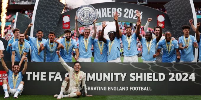 Kevin De Bruyne feiert mit ManCity den Community Shield. Jubelt er bald neben Cristiano Ronaldo in der Wüste? De Bruyne Cristiano Ronaldo