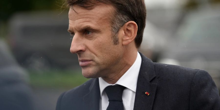 Frankreichs Präsident Emmanuel Macron mit Anzug