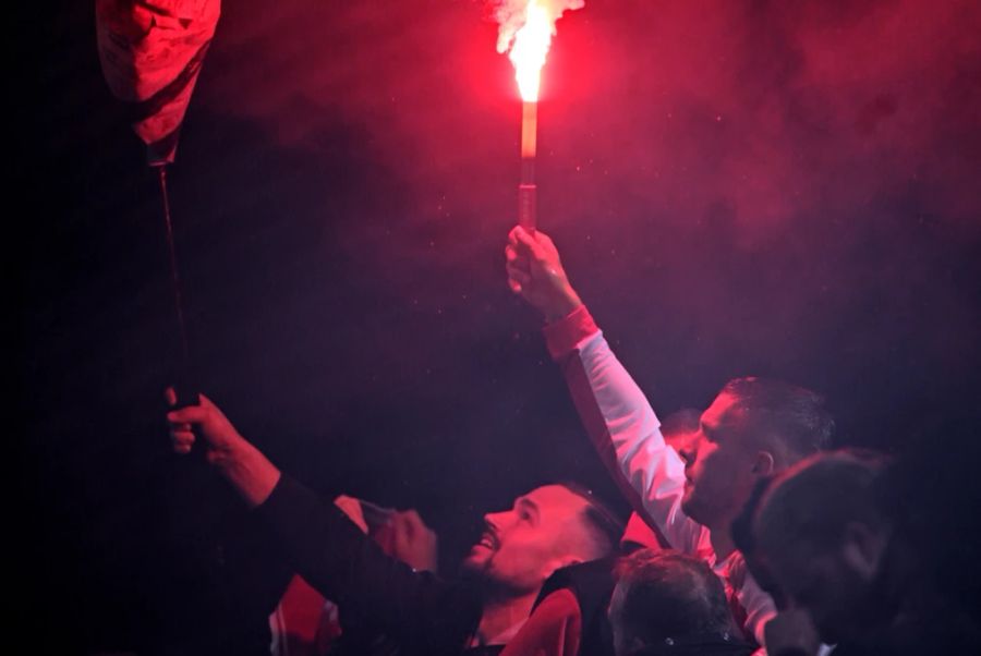 Lukas Podolski hielt am Donnerstagabend in der Kölner Fankurve eine Pyro-Fackel.