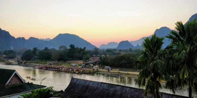 Vang Vien ist bei Backpackern sehr beliebt. Nun sind Touristen aufgrund von gepanschtem Alkohol in Laos gestorben. (Symbolbild) Vang Vien Laos gestorben