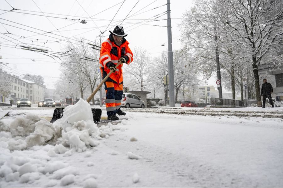 Laut Bernmobil ein Problem: Wird in städtischen Gebieten Schnee geräumt, behindert das zum Teil den ÖV.