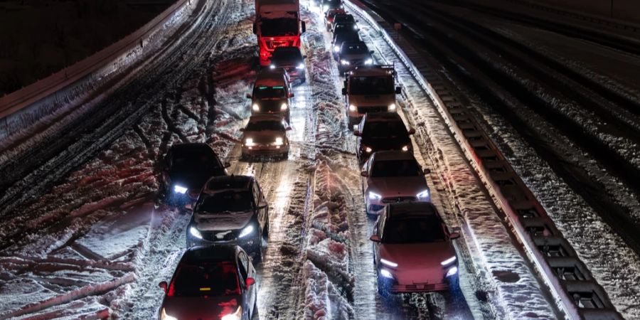 Schnee Autobahn Chaos.