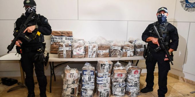 Die Drogen waren in 51 Ballen verpackt (Foto aktuell). Jono Searle/AAP/dpa Beschlagnahmung von Kokain in Australien