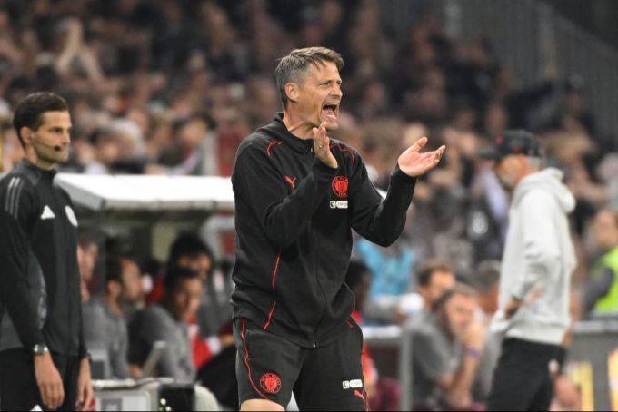 Pauli-Coach Alexander Blessin an der Seitenlinie. Bundesliga