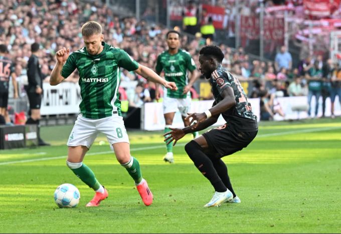 Mitchell Weiser im Spiel mit Werder Bremen gegen die Bayern. Werder Bremen