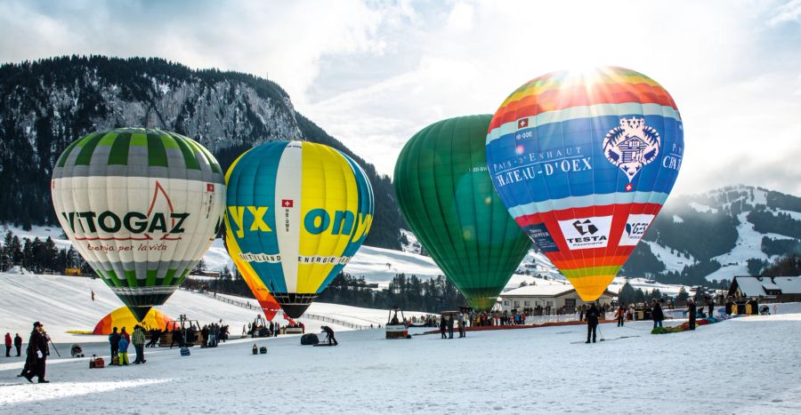 Wer während des Heissluftballonfestivals den Zug nimmt, kann um Château-d'Œx vielleicht sogar ein paar bunte Ballone in der Luft sehen.