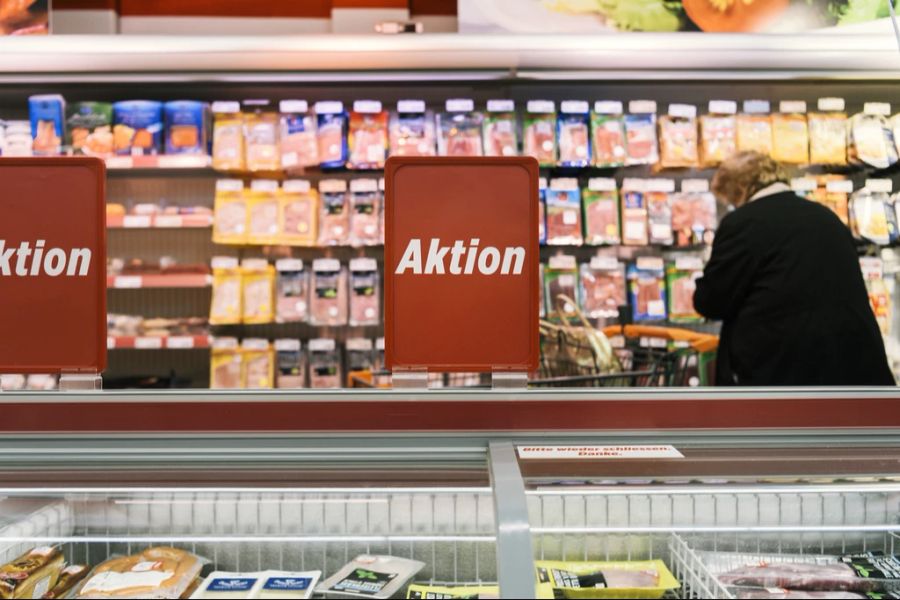 Spezielle Aktionen und Vergünstigungen beim Fleisch stossen den Organisationen besonders sauer auf.