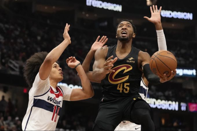 Kyshawn George (links) zieht sich in der NBA eine Verletzung zu. NBA