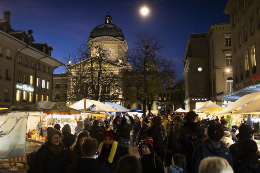 Schon in den frühen Morgenstunden strömen Bernerinnen und Berner während dem Zibelemärit auf den Bärenplatz beim Bundeshaus.