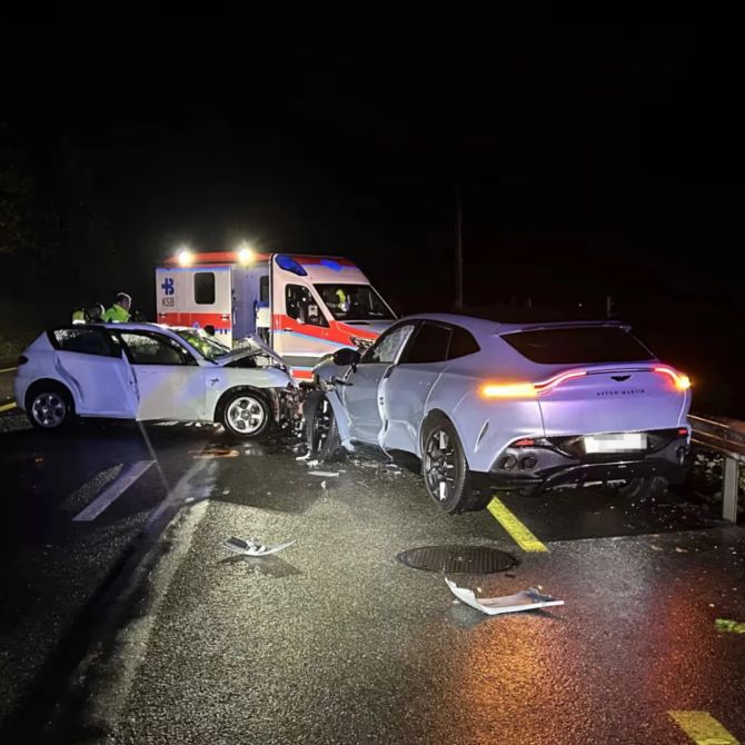 Nackt Unfall Auto geklaut