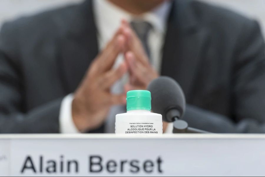 Eine Flasche Desinfektionsmittel steht vor Bundesrat Alain Berset, der die Erörterungen des Bundesrats zur Bewältigung der Krise um die Pandemie des Coronavirus kommentiert, am 20. Oktober 2021 in Bern.