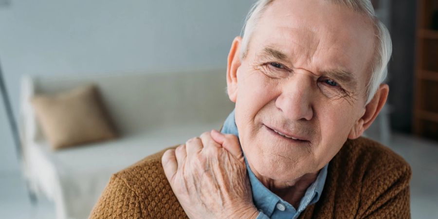 Stockfotografie Senior leidet unter Rückenschmerzen.