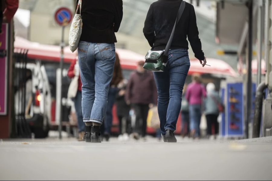 Nicht-Raucherinnen und Nicht-Raucher sind schockiert: Einige rauchen gar direkt neben ihren Kindern. (Archivbild)