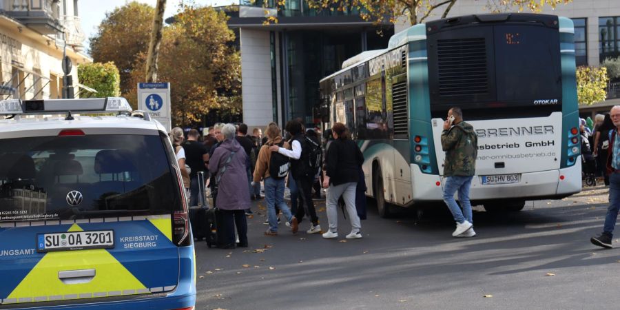 Fahrzeuge der Polizei stehen am Siegburger Bahnhof.