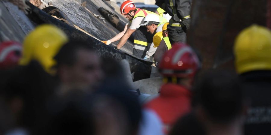 Rettungsmannschaften suchen unter dem eingestürzten Bahnhofsvordach in Novi Sad nach Überlebenden (Foto aktuell).