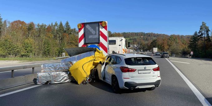 Eine Person schwer verletzt bei einem Verkehrsunfall in einem Baustellenbereich in Flamatt. Unfall auf A12