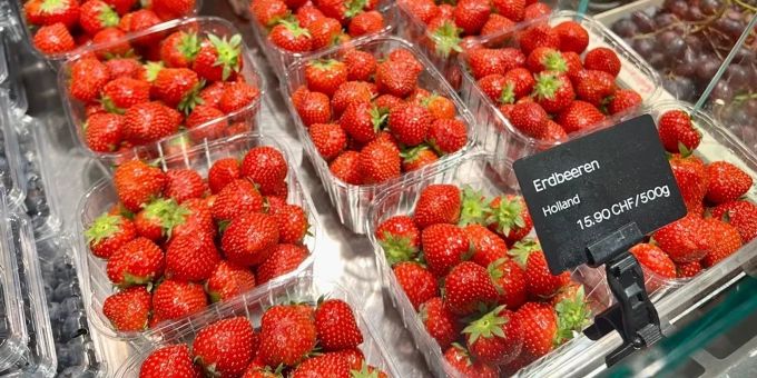 Im Jelmoli in Zürich zahlt man für eine 500-Gramm-Schale Erdbeeren aktuell 15.90 Franken. Jelmoli