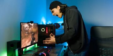 frustrierter Online-Gamer vor PC