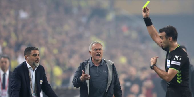 Sieht Gelb - Mourinho sorgt mit kuriosem Laptop-Protest für Aufsehen
